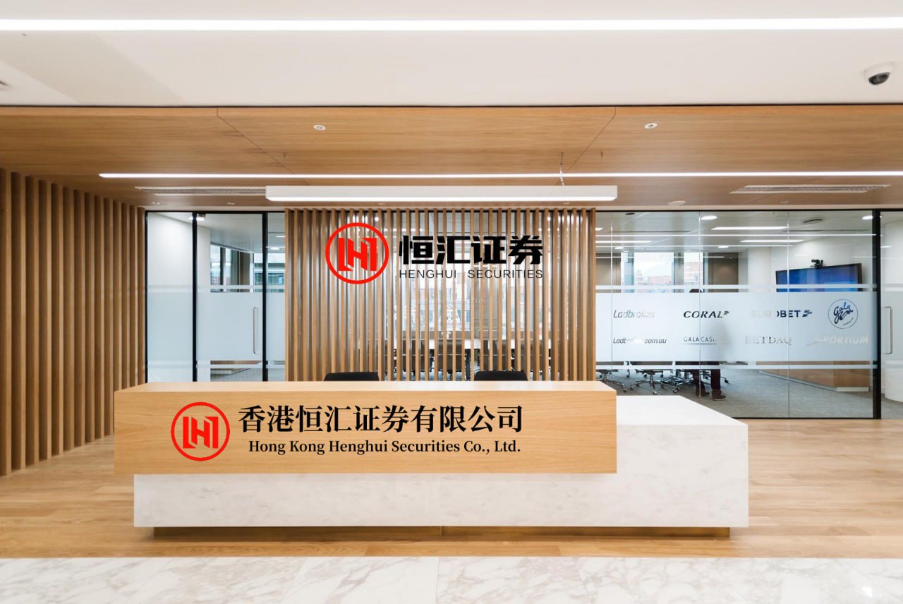 万德资本 网友开车遇一老人挡路！无奈之际，一保安大哥出手，结局引起舒适...